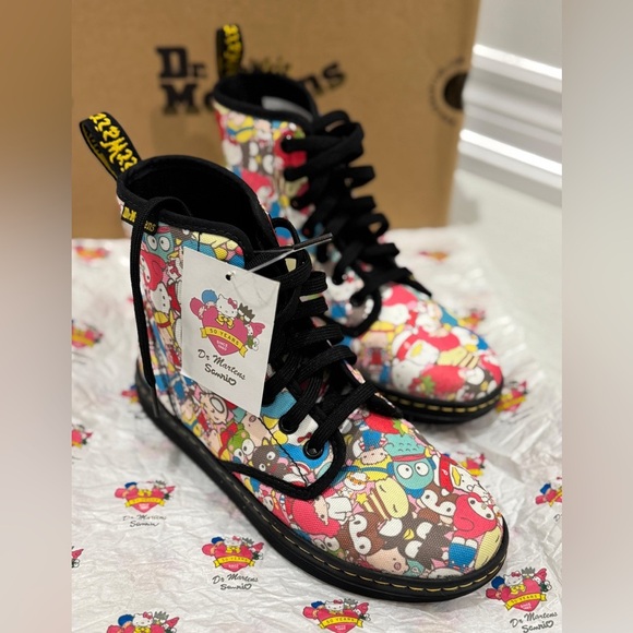 Hello Kitty Dr Martens Rare Limited Edition Women’s Size 5 US Sanrio - Picture 4 of 9
